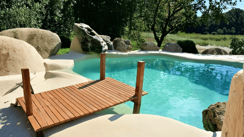 arelite® Polish es el acabado premium dentro del sistema arelite® para piscinas de arena, creado para quienes buscan una estética más refinada y una sensación más sedosa al tacto sin renunciar al carácter mineral del revestimiento ni a su seguridad antideslizante. Se trata de un revestimiento continuo en base cuarzo y mármol, concebido tras años de I+D como solución resistente y duradera para recrear piscinas tropicales con un resultado de alta decoración.   La referencia Polish destaca por su terminación más fina: el revestimiento admite el pulido para conseguir un acabado más suave y más uniforme, con una presencia visual elegante y “aguas cristalinas con reflejos cautivadores”, ideal para proyectos donde el diseño y el lujo discreto marcan la diferencia. Esta línea se integra dentro de las “terminaciones premium” de arelite®, orientadas a revestimientos continuos de tacto sedoso y antideslizante, pensados para piscinas de arena y espacios tematizados de muy alta calidad.   Aplicado como mortero seco preparado (en sacos de 25 kg) y amasado solo con agua, arelite® Polish puede colocarse tanto a mano como proyectado a máquina, directamente sobre un soporte de hormigón/gunitado debidamente acondicionado para garantizar un agarre firme y una continuidad perfecta del revestimiento. En el sistema se describe la preparación del soporte con base AR4 sobre hormigón gunitado previamente dentado en fresco durante el maestreado, una fase clave para asegurar anclaje, estabilidad y durabilidad del conjunto.   En cuanto a materiales y origen, la referencia Polish se construye con la combinación mineral de cuarzos y mármol, y se puede comunicar como una selección de áridos naturales en la que el mármol aporta una estética especialmente luminosa y una suavidad muy característica en el acabado final.   En obra, el valor diferencial de arelite® Polish está en el proceso de terminación: el revestimiento se pule para afinar textura y tacto, consiguiendo una superficie continua más fina, más suave y visualmente más elegante, manteniendo el concepto de “producto natural excepcional” para piscinas de arena y tematizadas. El resultado final es una piscina con imagen de playa, pero con una lectura arquitectónica más contemporánea y exclusiva, alineada con la alta decoración exterior y con el objetivo de durabilidad “testada en obra real durante más de una década”.